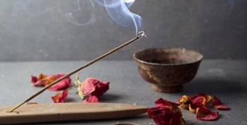 همه چیز درباره عود و تاریخچه سوزاندن آن