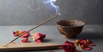 همه چیز درباره عود و تاریخچه سوزاندن آن